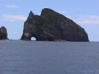 450 Bay of Islands 2003 Cape Brett hole in rock 2.JPG (36 KB)